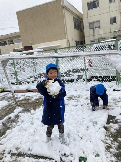 雪がたくさん嬉しいな☃ | 日野保育園