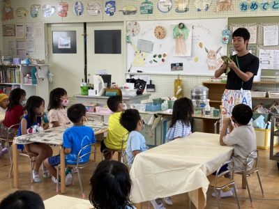 とうもろこしの皮むき | 日野保育園