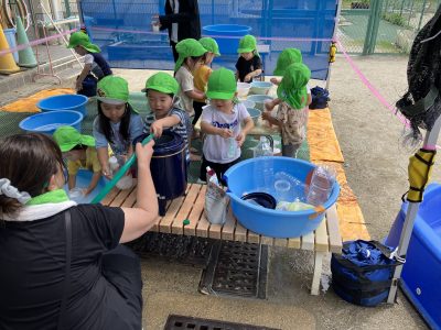 水が冷たくて、気持いい～! | 長森北保育園