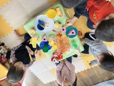 何だろう？きれいで美味しそうなものがいっぱいあるぞぉ～ | 長森北保育園