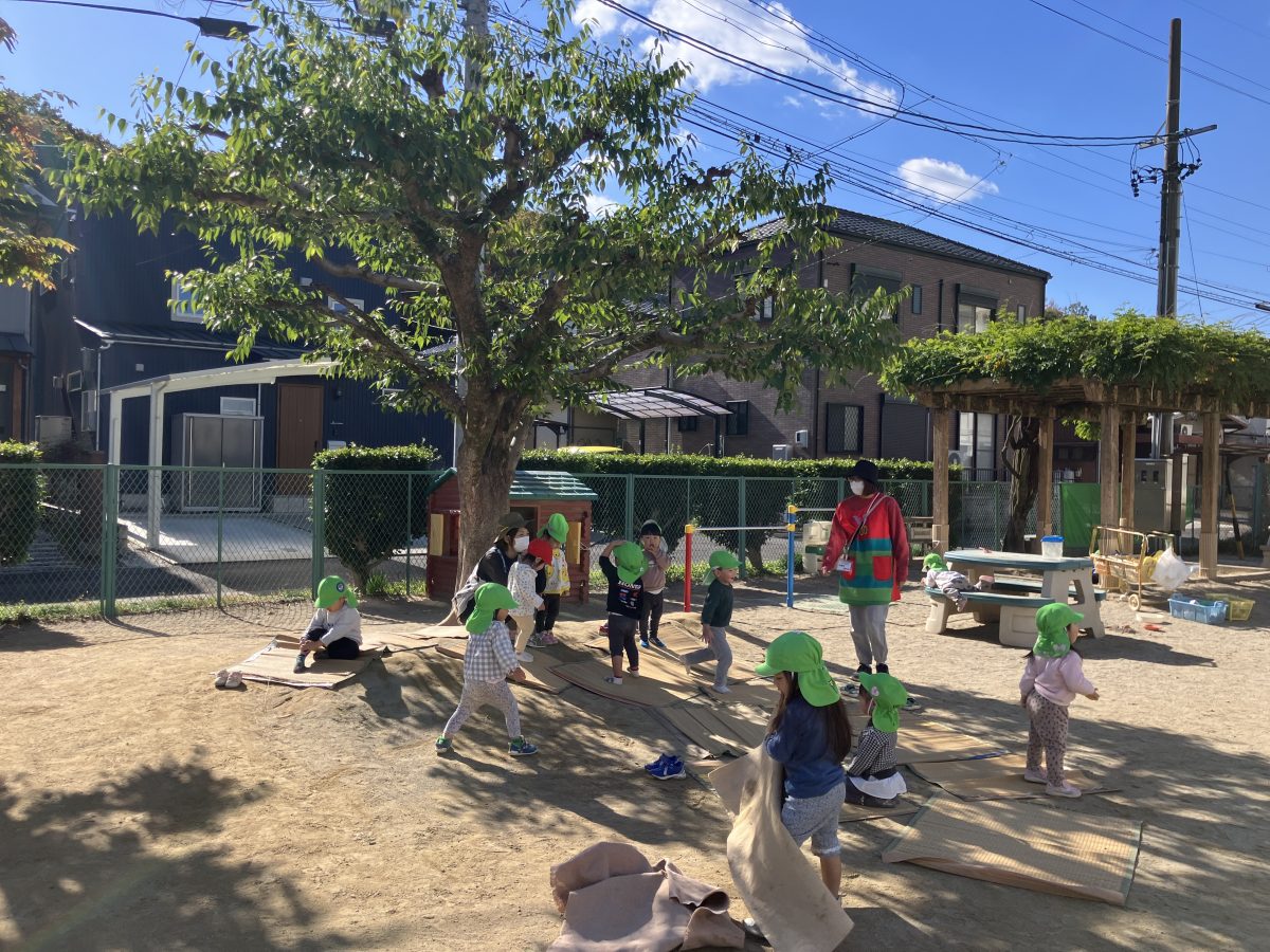 晩秋のひと時をシンボルツリーの下で | 長森北保育園