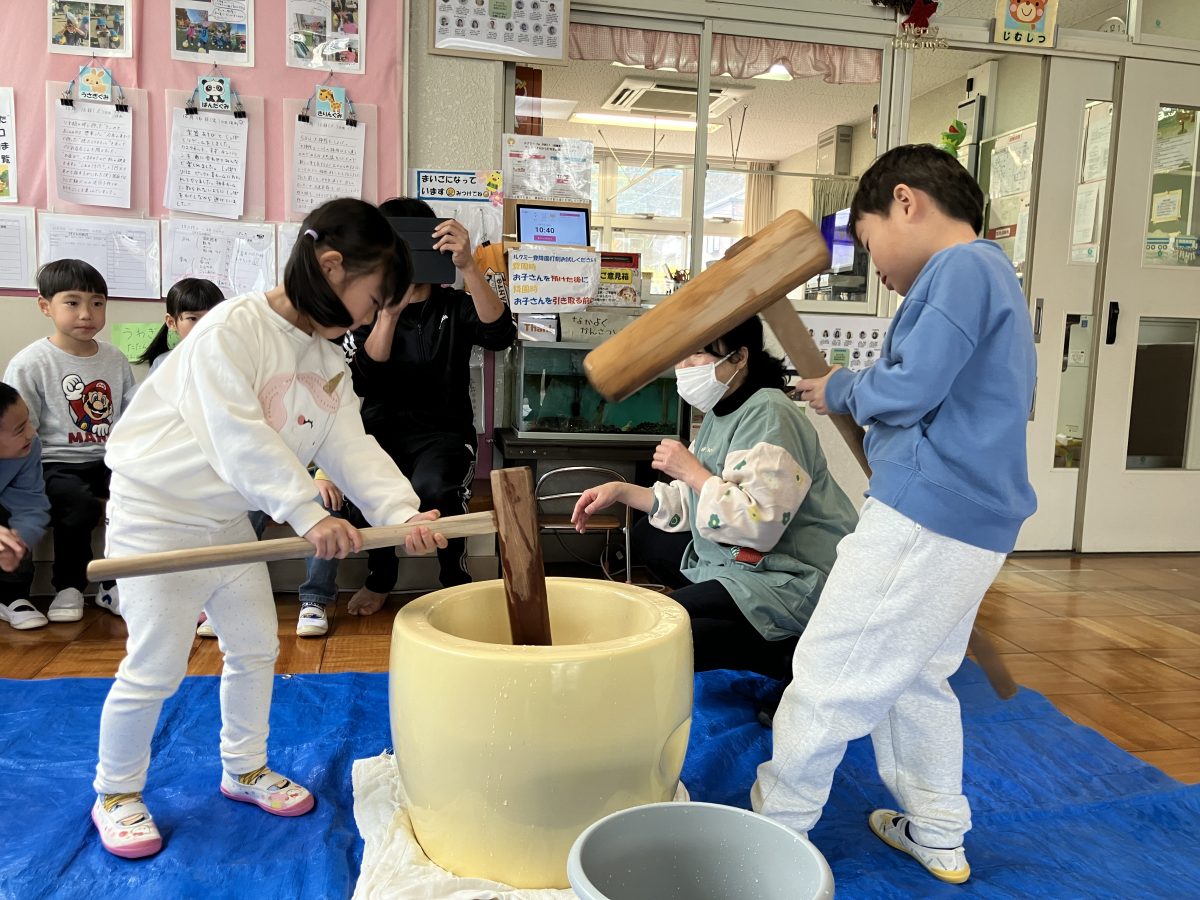 ペッタン、ペッタン、お餅つき | 長森北保育園