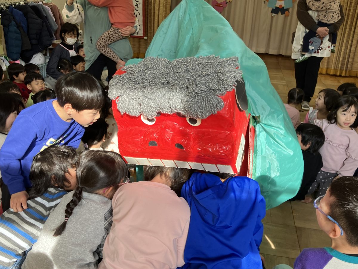 1/15　新年お楽しみ会 　賢くなれるように　獅子舞さんにカブカブしてもらいました | 長森北保育園