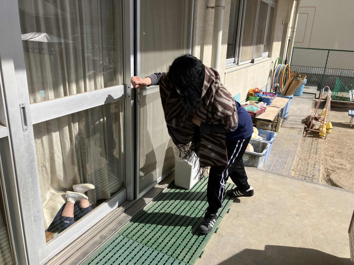 ベランダに〝コーラです！〟２月不審者対応訓練 | 長森北保育園