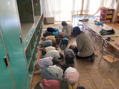 今年度最後の不審者対応訓練、「コーラで～す！」 | 長森北保育園