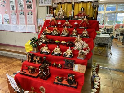 あかりをつけましょ、ぼんぼりに　おはなをあげましょ、もものはな　ひな祭り会 | 長森北保育園