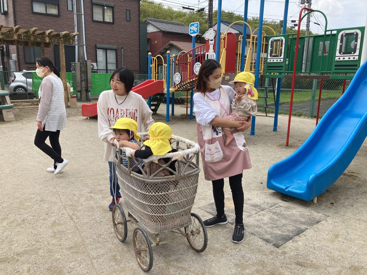 春を楽しむ　園庭にて | 長森北保育園