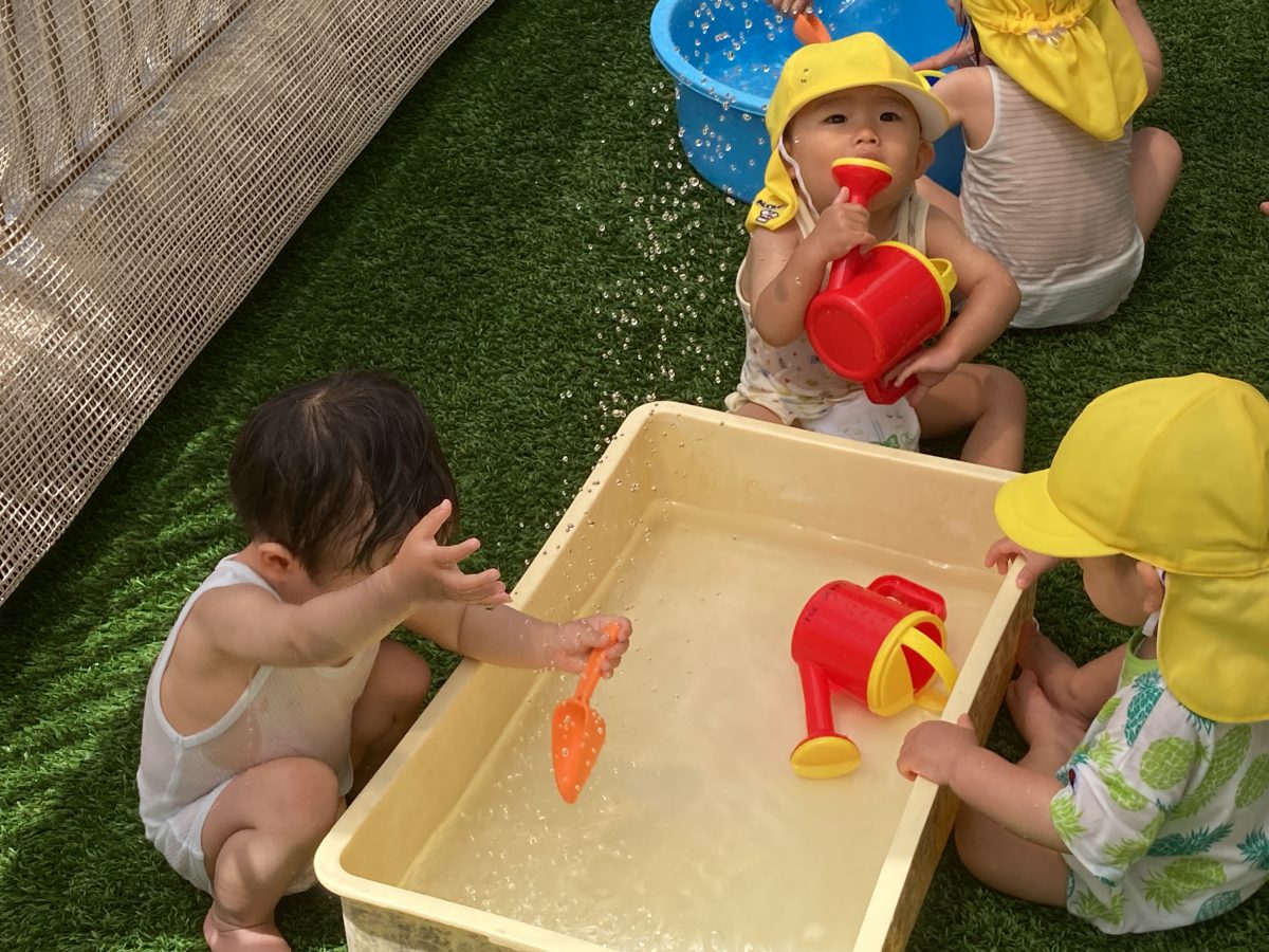 梅雨を楽しむ　ひよこ組　水遊びデビュー | 長森北保育園