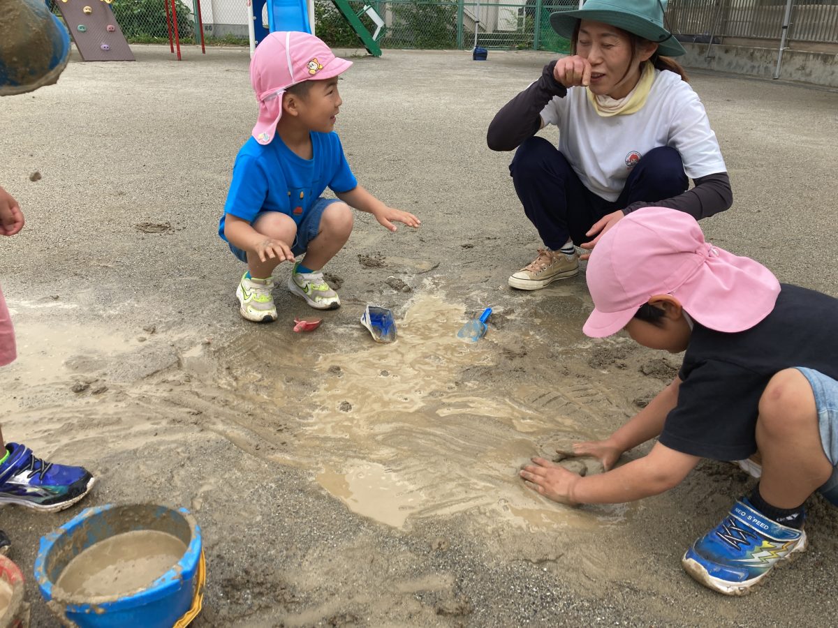 梅雨を楽しむ、この時期だからこそできる楽しいこと　泥と色のアート？ | 長森北保育園