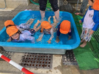 水遊び・プール遊び、後半戦！合言葉は「プール、おもろ～！」 | 長森北保育園