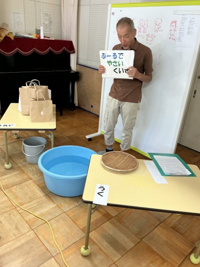 食育活動　たらいで野菜クイズ？ | 長森北保育園